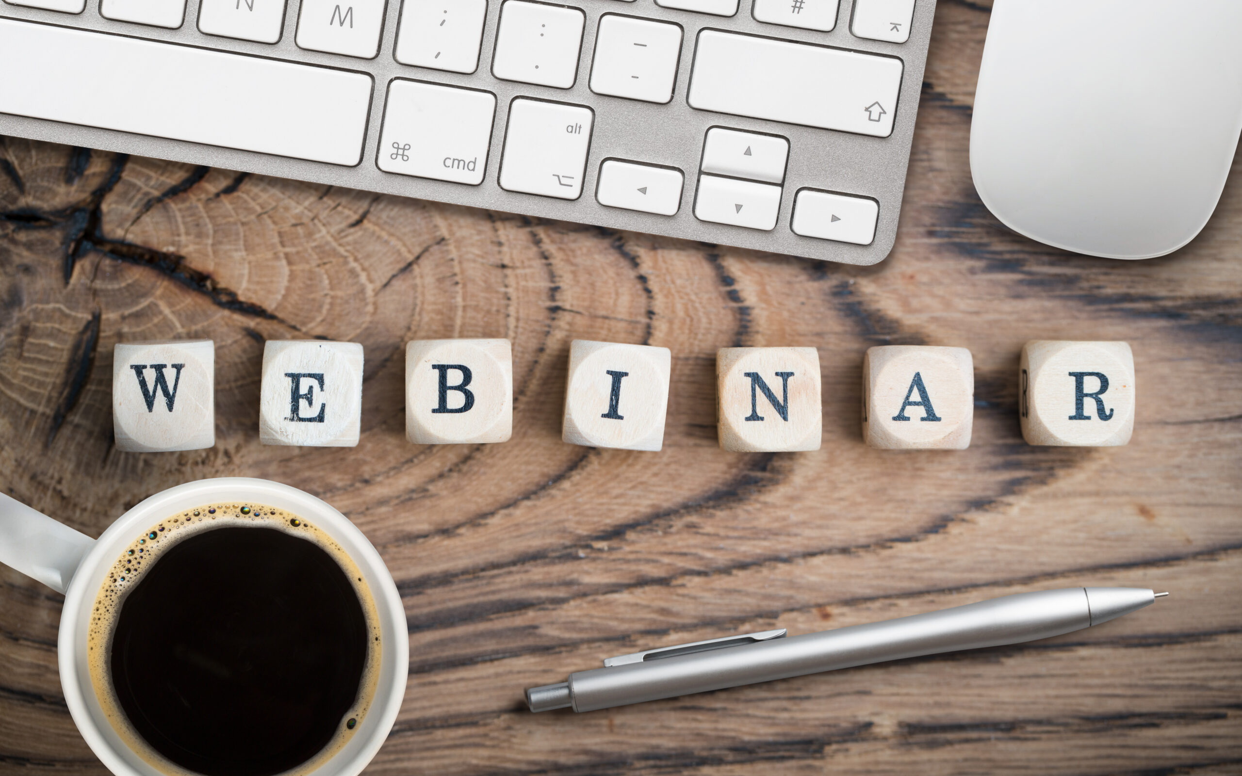 Arbeitsplatz mit Würfeln auf denen "Webinar" steht